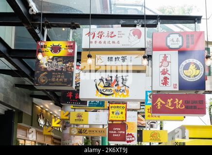 Bukit Bintang, Malaysia - Oktober 10,2022 : verschiedene Arten von Schilder des Los 10 Hutong Food Court, die vor dem Einkaufszentrum Lot 10 hängen. Stockfoto