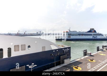 Nahaufnahme der Seite einer Cross-Channel-DFDS-Fähre, die am Hafen von Calais anlegt, als eine P&O-Fähre in der Ferne nach Dover aufbricht. 11.. September 2022. Stockfoto