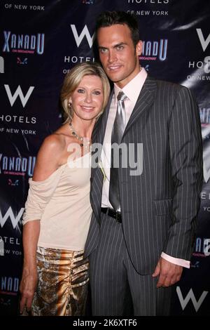 Olivia Newton-John und Cheyenne Jackson nehmen am 10. Juli 2007 an der Eröffnungsparty für „Xanadu“ in Providence in New York City Teil. Foto: Henry McGee/MediaPunch Stockfoto