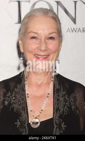 Rosemary Harris nimmt am 13. Juni 2010 an den jährlichen Tony Awards 64. des American Theatre Wing in der Radio City Music Hall in New York City Teil. Foto: Henry McGee/MediaPunch Stockfoto