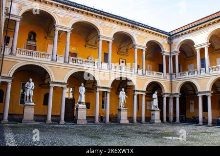 Pavia, Lombardei, Italien, Europa. Die Universität Pavia (Università degli Studi di Pavia) wurde 1361 von Galeazzo II realisiert.Visconti ist eine der ältesten Universitäten der Welt. Der Innenhof. Stockfoto