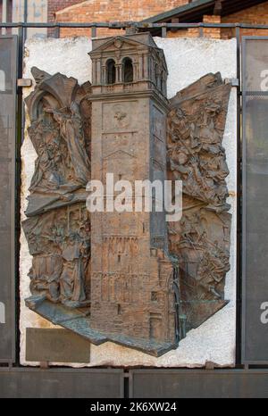 Pavia, Lombardei, Italien, Europa. Der Duomo di Pavia - Kathedrale von Santo Stefano und Santa Maria Assunta, der Bau begann im Jahr 1488, geweiht im Jahr 1615. Architekten Giovanni Antonio Amedeo und Bramante. Ein Bild auf einem Tor des 1989 eingestürzten Civic Tower bleibt nun in Trümmern. Stockfoto