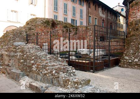 Pavia, Lombardei, Italien, Europa. Der Duomo di Pavia - Kathedrale von Santo Stefano und Santa Maria Assunta, der Bau begann im Jahr 1488, geweiht im Jahr 1615. Architekten Giovanni Antonio Amedeo und Bramante. Die Ruinen des Bürgerturms (14.. Jahrhundert), stürzten 1989 ein. Stockfoto