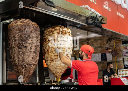 Kuala Lumpur, Malaysia - Oktober 9,2022 : Blick auf einen Koch, der traditionelles türkisches Dönerfleisch zubereitet und zubereitet. Es ist auch bekannt als Shawarma. Stockfoto