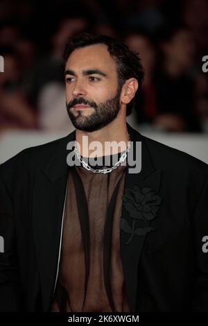 Rom, Italien - 13. Oktober 2022: Der italienische Sänger Marco Mengoni besucht den roten Teppich des Films 'Il Colibrì' während des Rome Film Fest 2022. Stockfoto