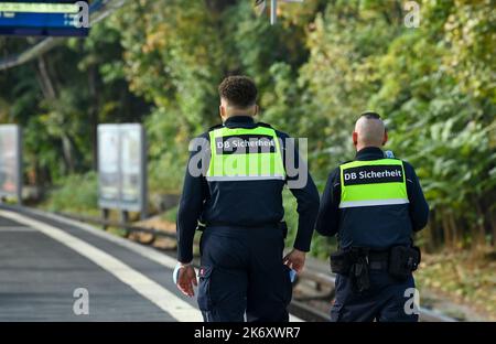 Berlin, Deutschland. 14. Oktober 2022. DB-Sicherheitspersonal am S-Bahnhof Treptow. Quelle: Jens Kalaene/dpa/Alamy Live News Stockfoto