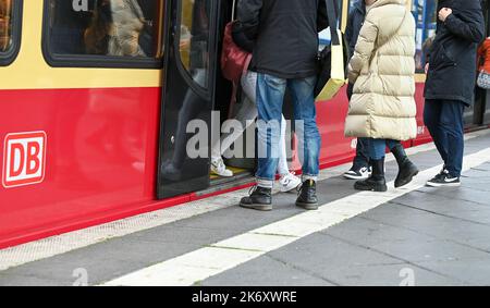 Berlin, Deutschland. 14. Oktober 2022. Passagiere, die am Treptow-Bahnhof ein- und aussteigen. Quelle: Jens Kalaene/dpa/Alamy Live News Stockfoto