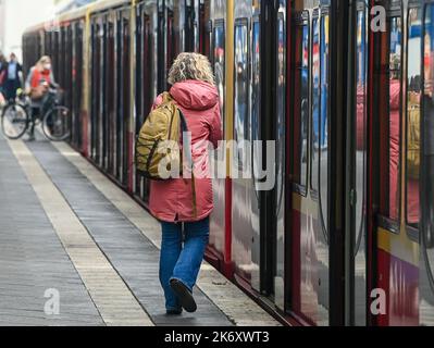 Berlin, Deutschland. 14. Oktober 2022. Ein S-Bahnhof hält am Treptow-Bahnhof. Quelle: Jens Kalaene/dpa/Alamy Live News Stockfoto