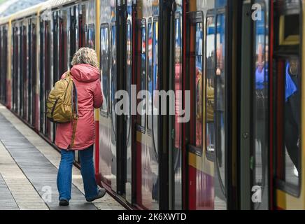 Berlin, Deutschland. 14. Oktober 2022. Ein S-Bahnhof hält am Treptow-Bahnhof. Quelle: Jens Kalaene/dpa/Alamy Live News Stockfoto