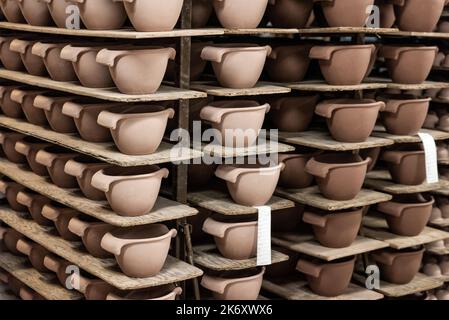 Unfertige Tonbecher bereit zum Verglasieren. Stockfoto