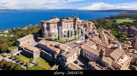 Mittelalterliche Burgen Italiens - Castello Orsini-Odescalchi in Bracciano Stadt und See. Luftdrohnenansicht. Region Latium Stockfoto