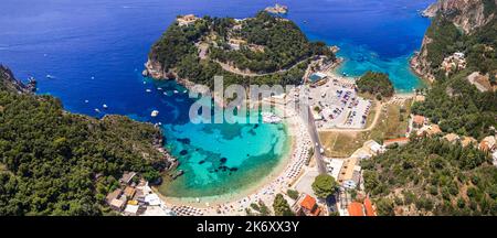 Griechenland. Die besten Strände der Insel Korfu. Atemberaubende Bucht von Paleokastritsa mit türkisfarbenem Meer. Luftdrohnenansicht Stockfoto