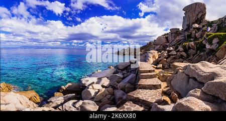 Sommerferien in Italien. Sardegnia Insel Naturlandschaft. Einer der schönsten Orte - Santa Teresa di Galura im nördlichen Teil mit türkisfarbenem Meer und Stockfoto