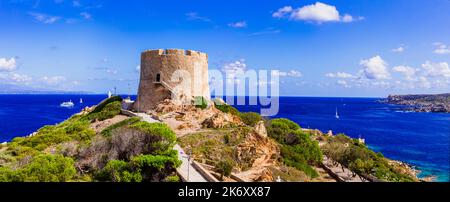 Sommerferien in Italien. Sardegnia Insel . Dorf Santa Teresa di Galura im nördlichen Teil, Blick auf den alten Wehrturm ' Torre di Langosardo ' Stockfoto