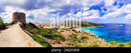 Sommerferien in Italien. Sardegnia Insel . Dorf Santa Teresa di Galura im nördlichen Teil mit türkisfarbenem Meer und verteidigenden alten Turm "Torre di Langos Stockfoto