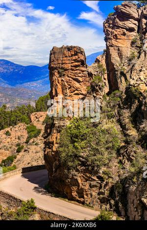 Korsika, Frankreich. Erstaunliche rote Felsen von Calanques de Piana. Berühmte Route und Reiseziel an der Westküste der Insel im Golf von Porto Stockfoto