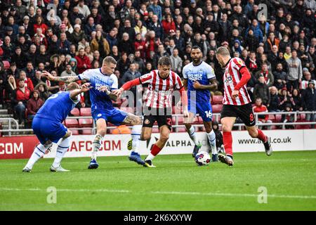 Jack Clarke von Sunderland übernimmt die Verteidigung von Wigan Athletic. Stockfoto