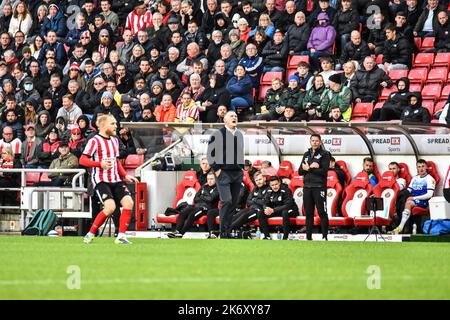 Tony Mowbray, AFC-Manager von Sunderland, ruft seinem Team beim Sieg über Wigan Athletic im Jahr 2-1 Anweisungen zu. Stockfoto