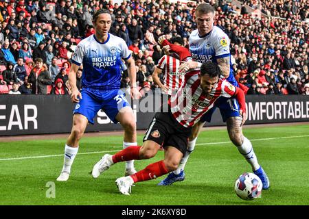 Wigan Athletic Mittelfeldspieler James McClean fordert Patrick Roberts von Sunderland heraus. Stockfoto