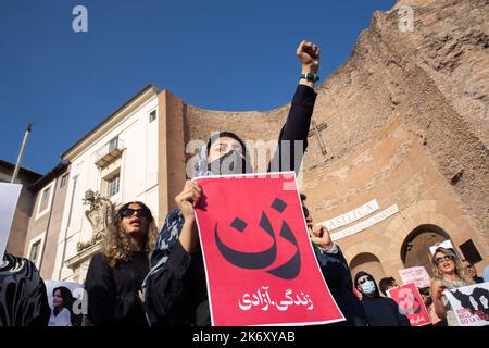 Rom, Italien. 15. Oktober 2022. Ein iranisches Mädchen protestiert in Rom gegen das iranische Regime (Foto: Matteo Nardone/Pacific Press) Quelle: Pacific Press Media Production Corp./Alamy Live News Stockfoto