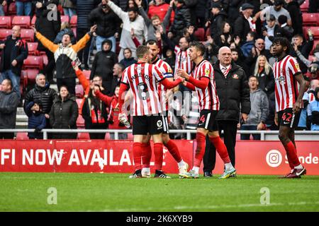 Die Sunderland-Spieler Elliot Embleton, Bailey Wright, Dan Neil und Aji Alese feiern den Sieg über Wigan Athletic. Stockfoto