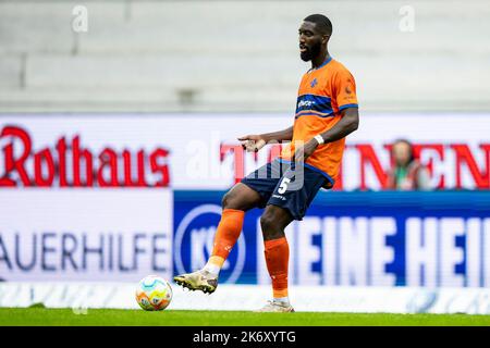 Karlsruhe, Deutschland. 15. Oktober 2022. Fußball: 2. Bundesliga, Karlsruher SC - Darmstadt 98, Matchday 12, BBBank Wildpark. Darmstadts Patric Pfeiffer in Aktion. Quelle: Tom Weller/dpa - Nutzung nur nach schriftl. Vereinbarung mit der dpa/Alamy Live News Stockfoto