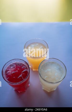 Gläser Set mit Früchten frisch gefärbten Saft von Beeren, Zitrone, Ingwer, Erdbeere Stockfoto