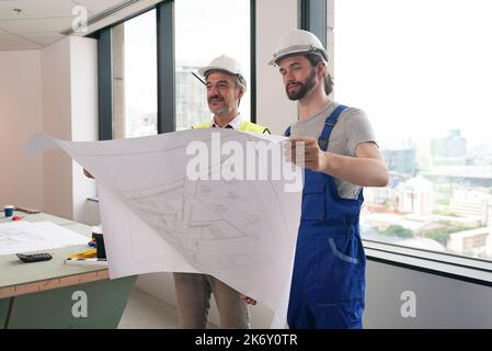 Architekt und Bauingenieur oder Surveyor Diskussion Pläne und Grundrisse Stockfoto