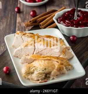 Gebratener truthahn auf einer Platte serviert mit saftiger Preiselbeersauce. Stockfoto