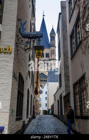 KÖLN, DEUTSCHLAND - 16. MAI 2013: Dies ist eine der vielen kleinen Fußgängerzonen im Zentrum der Altstadt am Abend. Stockfoto