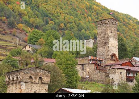 Gruppe von erstaunlichen alten Svan Tower-Häuser unter Herbst Laub, UNESCO-Weltkulturerbe in Mestia Stadt, Svaneti Region, Georgien Stockfoto