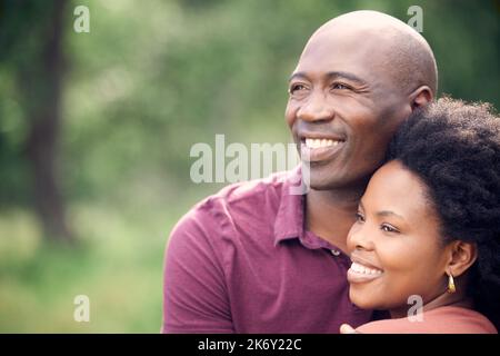 Ich liebe es, Zeit mit dir zu verbringen, Baby. Ein liebevolles Paar, das im Freien Zeit miteinander verbringt. Stockfoto