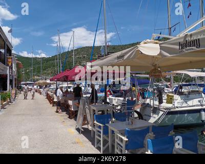 Taverna-Tische am Wasser in Sivota, Lefkadas, Griechenland, Europa Stockfoto