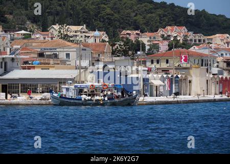 Fischerboot vor dem Kai, Argostoli, Cefalonia, Griechenland, Europa Stockfoto