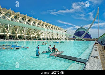 Das Museum der Wissenschaften in der Stadt der Künste und Wissenschaften mit Bootsteich in Valencia, Provinz Valencia, Spanien. Stockfoto