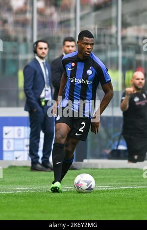 Mailand, Italien. 16.. Oktober 2022. Denzel Dumfries FC Inter während des italienischen Serie-A-Tootballspiels zwischen Inter FC Internazionale und US Salernitana am 16. Oktober 2022 im Stadion Giuseppe Meazza   San Siro Siro in Mailand, Italien. Quelle: Tiziano Ballabio/Alamy Live News Stockfoto