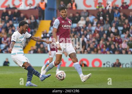 Birmingham, Großbritannien. 16.. Oktober 2022. Birmingham, Großbritannien. 16. Oktober 2022. Raheem Sterling #17 von Chelsea dreht während des Premier League-Spiels Aston Villa gegen Chelsea im Villa Park, Birmingham, Großbritannien, 16.. Oktober 2022 (Foto von Phil Bryan/Nachrichtenbilder) Kredit: Nachrichtenbilder LTD/Alamy Live News Stockfoto