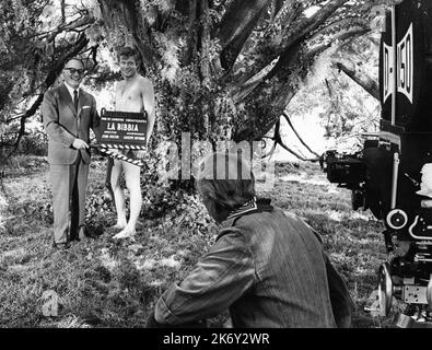 Produzent DINO DE LAURENTIIS MICHAEL PARKT als Adam und Regisseur JOHN HUSTON während der Dreharbeiten ZUR BIBEL offen am Set: Am Anfang ... 1966 Regisseur / Erzähler JOHN HUSTON Drehbuch Christopher Fry Musik Toshiro Mayuzumi und (nicht im Guthaben) Ennio Morricone Kostüme Maria De Matteis Italien-USA Koproduktion Dino de Laurentiis Cinematografica / Seven Arts Productions / Thalia AG / Twentieth Century Fox Stockfoto