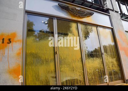 London, Großbritannien. 16.. Oktober 2022. Aktivisten von Just Stop Oil bedeckten den Aston Martin Showroom in Park Lane mit orangefarbener Farbe, während die Klimaschutzgruppe ihre Proteste fortsetzt und fordert, dass die Regierung die Ausstellung von Lizenzen für fossile Brennstoffe einstellt. Kredit: Vuk Valcic/Alamy Live Nachrichten Stockfoto