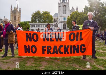 London, Großbritannien. 16.. Oktober 2022. Demonstranten auf dem Parliament Square. Extinction Rebellion am letzten Tag ihres Festivals des Widerstands nahmen Demonstranten aller Altersgruppen an einem von Jugendlichen inspirierten „Reclaim Our Future“-marsch vom Hyde Park zum Parliament Square Teil, der Maßnahmen gegen die Klimakrise forderte. Kredit: Vuk Valcic/Alamy Live Nachrichten Stockfoto