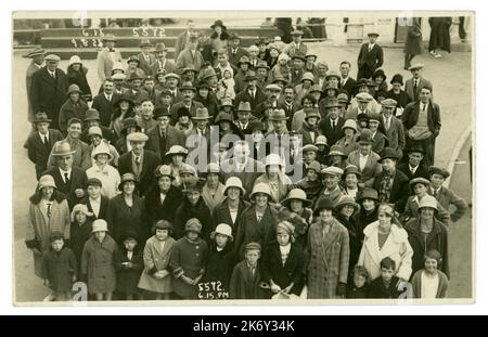Original-Postkarte aus den 1900er/1920er Jahren mit großer Menschenmenge am Meer, fotografiert am Pier. Veröffentlicht von B.B. Fotoserie vom 9. August 1925 18.16 Uhr, gedruckt auf der Vorderseite. Einige Charaktere, viele Moden, darunter Damencloche-Hüte und homburg-Hüte für Herren und flache Mützen. Urlaub in den 1900er/1920er Jahren. Bournemouth, England, Großbritannien. Retro-Foto am Meer. Stockfoto