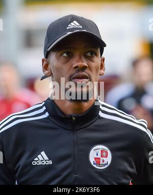 Crawley Interim Manager Lewis Young während des zweiten Spiels der EFL League zwischen Crawley Town und Newport County im Broadfield Stadium , Crawley , Großbritannien - 15.. Oktober 2022 nur für redaktionelle Verwendung. Keine Verkaufsförderung. Für Football-Bilder gelten Einschränkungen für FA und Premier League. Keine Nutzung des Internets/Handys ohne FAPL-Lizenz - für Details wenden Sie sich an Football Dataco Stockfoto