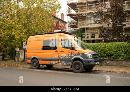 Oktober 2022: Umgebauter Mercedes Sprinter Van in Bristol, England, Großbritannien, in Wohnmobil umgewandelt. Stockfoto