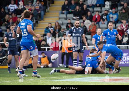 Newcastle, Großbritannien. 16.. Oktober 2022. Der Ball wird von Schottland während des Rugby League World Cup Pool B-Spiels 2021 zwischen Schottland und Italien im Kingston Park, Newcastle, am Sonntag, den 16.. Oktober 2022, verschüttet. (Kredit: Trevor Wilkinson | MI Nachrichten) Kredit: MI Nachrichten & Sport /Alamy Live Nachrichten Stockfoto