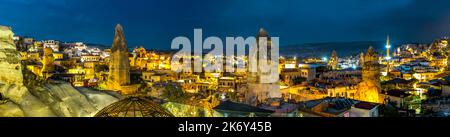 Panoramablick auf Goreme, Türkei bei Nacht Stockfoto