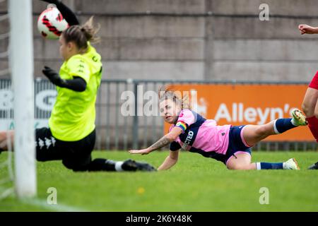 London, Großbritannien. 16. Oktober 2022. Champion Hill Sophie Manzi (9 Dulwich Hamlet) in Aktion während des Premier-Spiels der Frauen in London und South East zwischen Dulwich Hamlet und Worthing auf dem Champion Hill in London, England. (Liam Asman/SPP) Quelle: SPP Sport Press Photo. /Alamy Live News Stockfoto