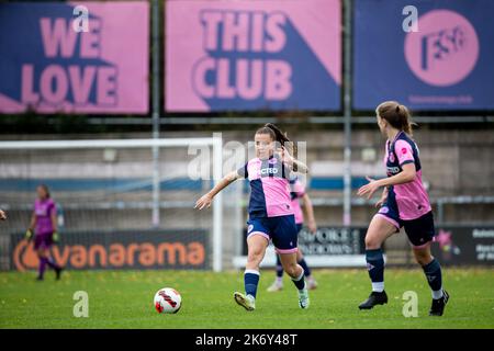 London, Großbritannien. 16. Oktober 2022. Champion Hill Sophie Manzi (9 Dulwich Hamlet) in Aktion während des Premier-Spiels der Frauen in London und South East zwischen Dulwich Hamlet und Worthing auf dem Champion Hill in London, England. (Liam Asman/SPP) Quelle: SPP Sport Press Photo. /Alamy Live News Stockfoto