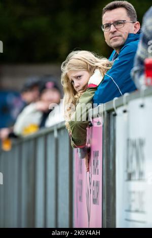 London, Großbritannien. 16. Oktober 2022. Champion Hill-Fans beobachten das Spiel während des Premier-Spiels der Frauen in London und South East zwischen Dulwich Hamlet und Worthing auf dem Champion Hill in London, England. (Liam Asman/SPP) Quelle: SPP Sport Press Photo. /Alamy Live News Stockfoto