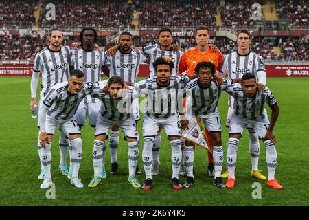 Turin, Italien. 15. Oktober 2022. FC Juventus stellt sich während des Fußballspiels der Serie A 2022/23 zwischen dem Turin und dem Juventus FC in Olimpico Grande Torino Satdium, Turin, Italien am 15. Oktober 2022 vor - Foto FCI/Fabrizio Carabelli/SOPA Images Endstand | Torino 0 - 1 Juventus Credit: SOPA Images Limited/Alamy Live News Stockfoto