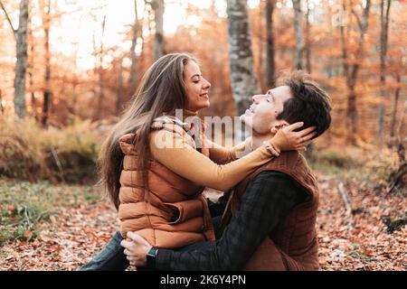 Junges Paar, das sich im Wald sehr viel Zeit genommen hat Stockfoto